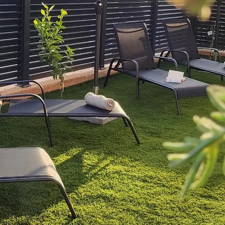 Sunny Oasis - High Ground Floor With Sunny Terrace & Private Garden!! メドゥリン