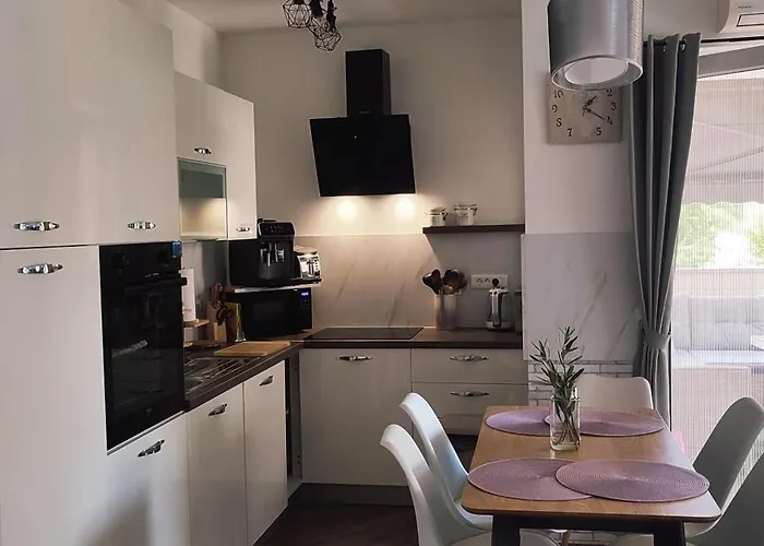 Lejlighed Sunny Oasis - High Ground Floor With Sunny Terrace & Private Garden!! Medulin
