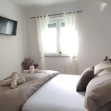 Lejlighed Sunny Oasis - High Ground Floor With Sunny Terrace & Private Garden!! Medulin