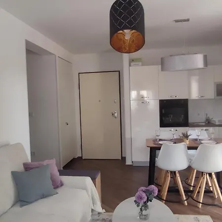 Sunny Oasis - High Ground Floor With Sunny Terrace & Private Garden!! Lejlighed