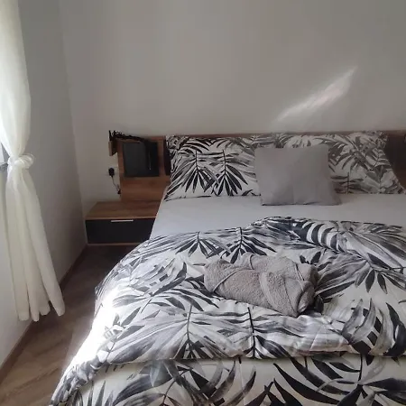 Sunny Oasis - High Ground Floor With Sunny Terrace & Private Garden!!