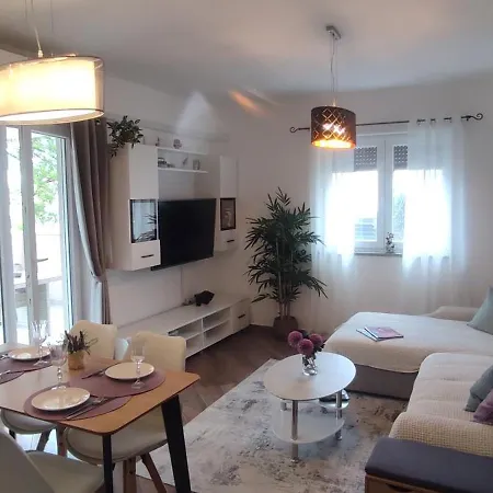 Lejlighed Sunny Oasis - High Ground Floor With Sunny Terrace & Private Garden!! *