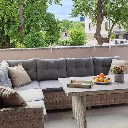 Lejlighed Sunny Oasis - High Ground Floor With Sunny Terrace & Private Garden!! *