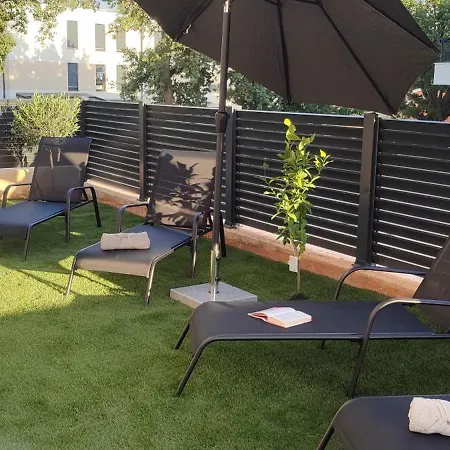 Sunny Oasis - High Ground Floor With Sunny Terrace & Private Garden!! Lejlighed *
