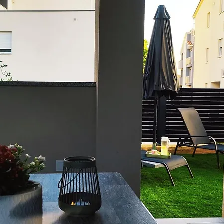 Lejlighed Sunny Oasis - High Ground Floor With Sunny Terrace & Private Garden!!