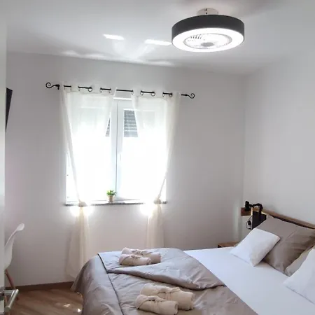 Sunny Oasis - High Ground Floor With Sunny Terrace & Private Garden!! Apartment