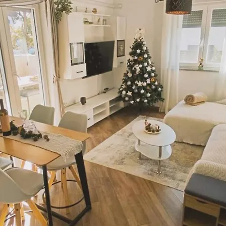Lejlighed Sunny Oasis - High Ground Floor With Sunny Terrace & Private Garden!!