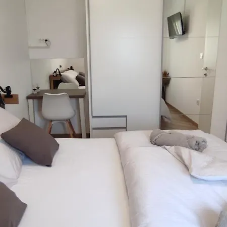 Sunny Oasis - High Ground Floor With Sunny Terrace & Private Garden!! Apartment *