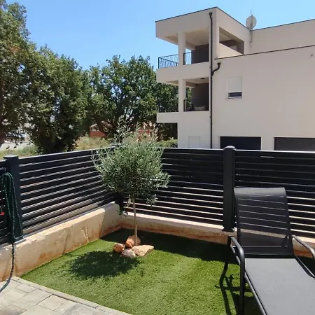 Sunny Oasis - High Ground Floor With Sunny Terrace & Private Garden!! * Medulin