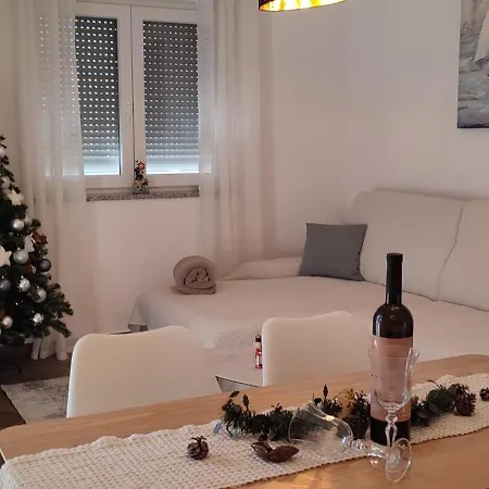 Sunny Oasis - High Ground Floor With Sunny Terrace & Private Garden!! Lejlighed