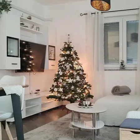 Lejlighed Sunny Oasis - High Ground Floor With Sunny Terrace & Private Garden!!