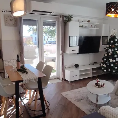 Lejlighed Sunny Oasis - High Ground Floor With Sunny Terrace & Private Garden!! *