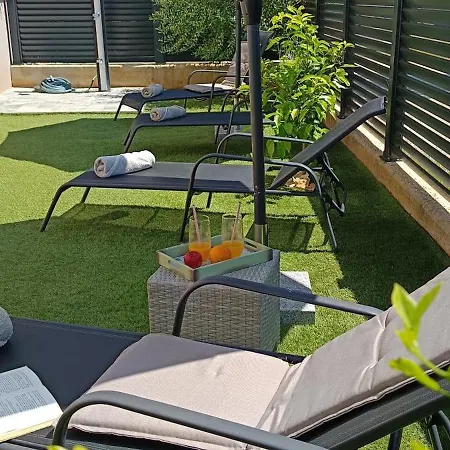 Sunny Oasis - High Ground Floor With Sunny Terrace & Private Garden!! *