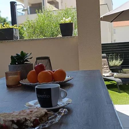 Sunny Oasis - High Ground Floor With Sunny Terrace & Private Garden!! Medulin