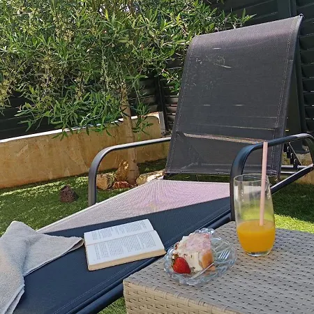 Sunny Oasis - High Ground Floor With Sunny Terrace & Private Garden!! Apartmán *